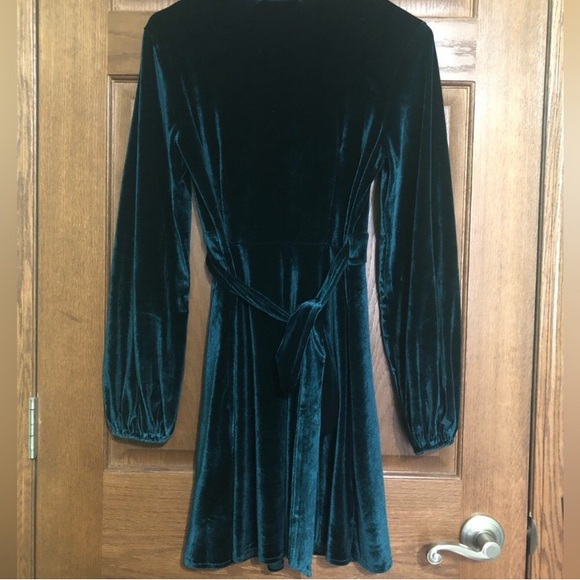 Petal & Pup green velvet v-neck long sleeve wrap dress - Picture 2 of 8